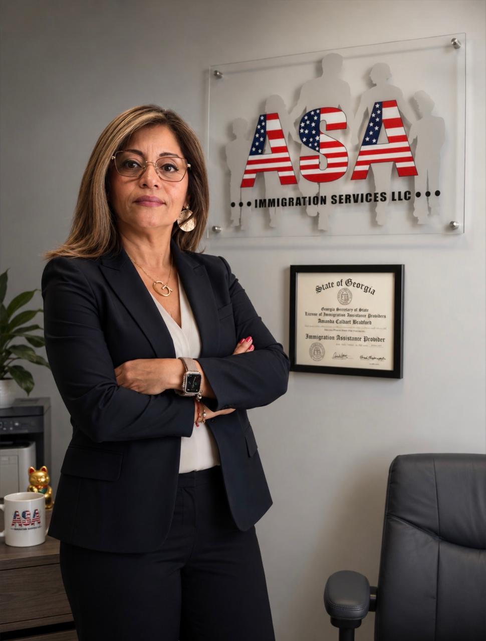 Gianina Sandoval en su oficina, junto a su licencia de Immigration Assistance Provider del estado de Georgia